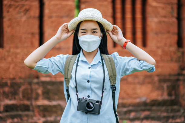 年轻的女性背包客在历史遗址旅行图片下载