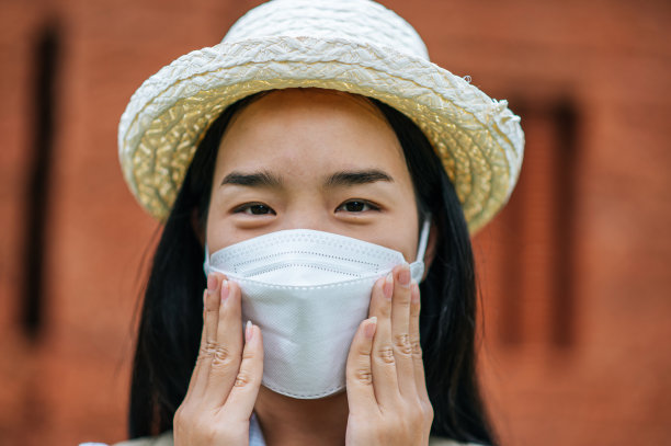 年轻的女性背包客在历史遗址旅行图片下载