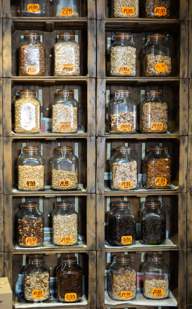 各种坚果和干果分装在罐子里图片下载