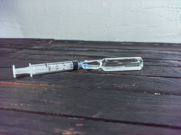 医疗用品，抗生素，黑色背景上有注射器的安瓿图片下载