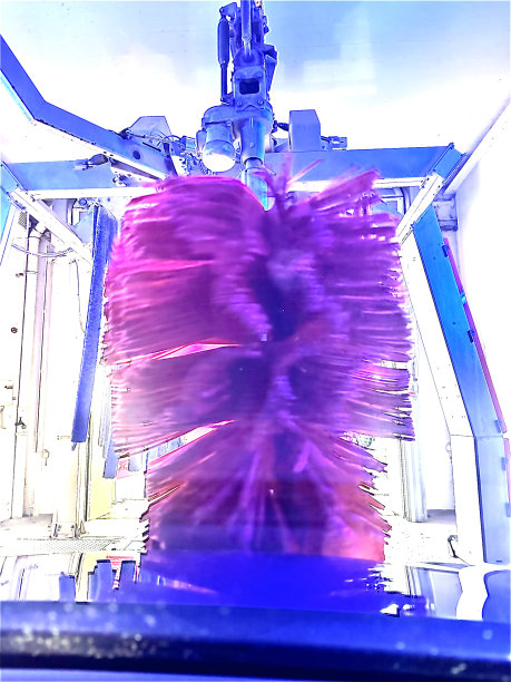 汽车内部正在清洗洗车车内部。照片是从车内拍摄的。图片下载