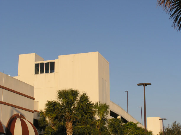 大学校园里的建筑图片下载