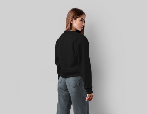 一个黑色裁剪的帆布贝拉衬衫在一个女孩的牛仔裤，时尚的纹理运动衫，为设计，印刷，广告的模型。图片下载