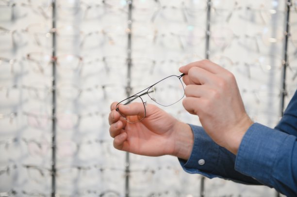 验光师在眼镜店评估眼镜质量图片下载