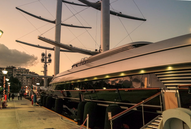 日落时分，泽斯码头的豪华超级大游艇。希腊图片下载