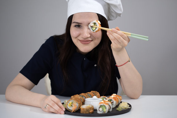 寿司师傅正在准备寿司卷图片下载