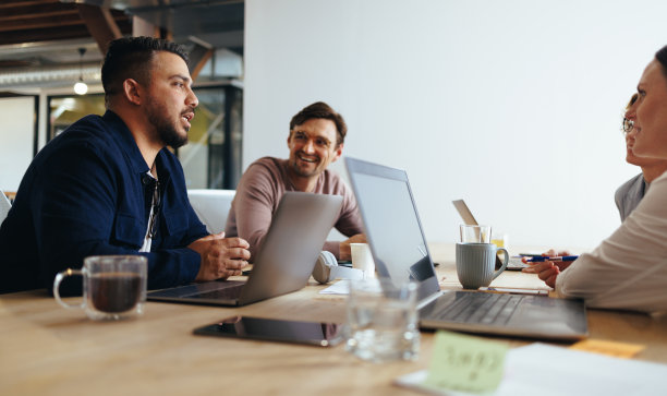 营销专业人员在会议上进行讨论图片下载