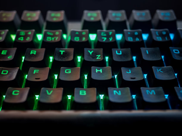 彩色背光游戏键盘在黑暗中发光图片下载