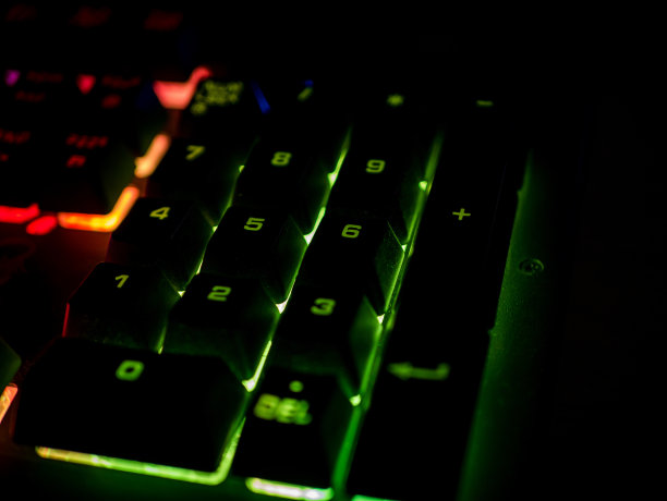 彩色背光游戏数字键盘在黑暗中发光图片下载