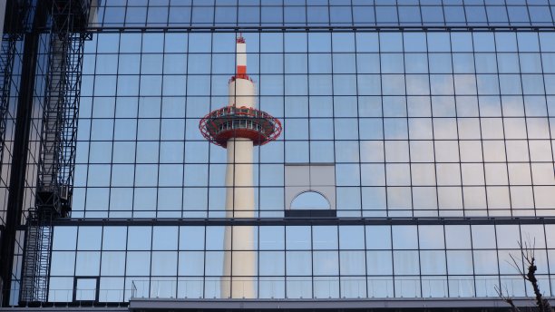 京都塔的倒影图片下载