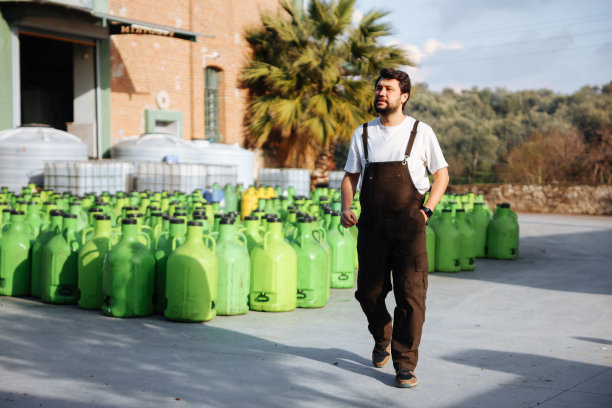 在橄榄工厂工作的人图片下载