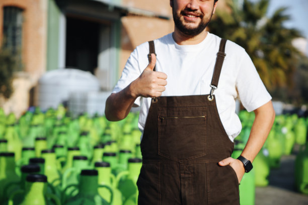 在橄榄工厂工作的人图片下载