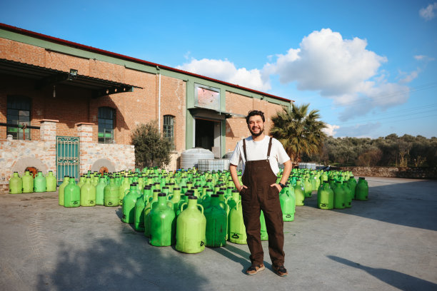 在橄榄工厂工作的人图片下载