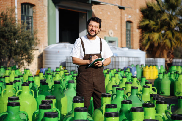 在橄榄工厂工作的人图片下载