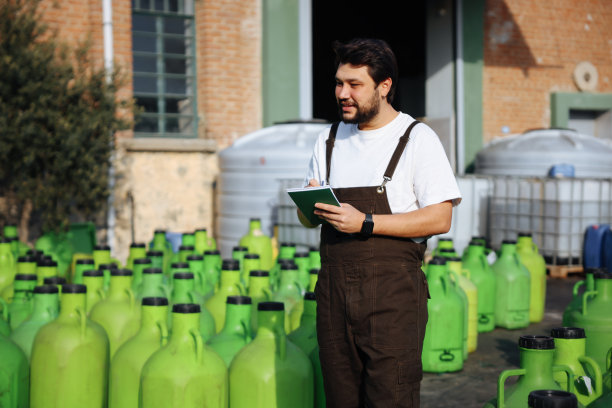 在橄榄工厂工作的人图片下载