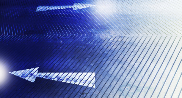 路的箭头是直的。决定向左转还是向右转图片下载