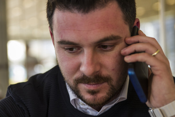 年轻人在电话里面试图片下载