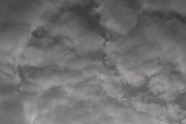 天空中有一朵乌云。图片下载