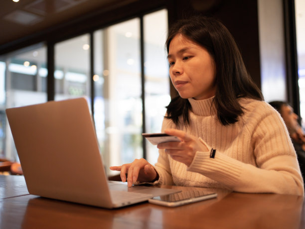 一名女子在网上用信用卡支付图片下载