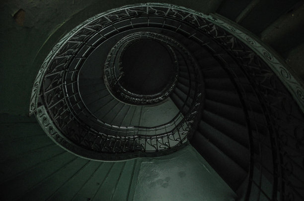 绿色楼梯配上蜿蜒的楼梯，自然细腻轻盈图片下载