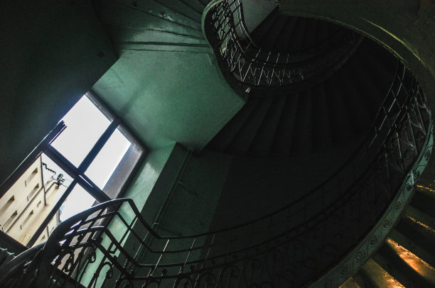 绿色楼梯配上蜿蜒的楼梯，自然细腻轻盈图片下载