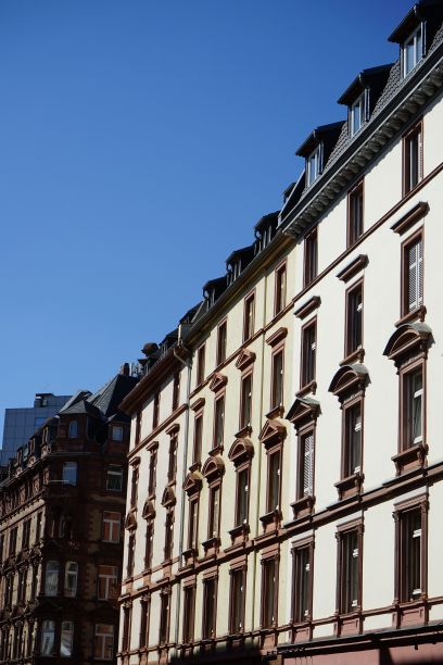 蓝天下美丽的城市建筑图片下载