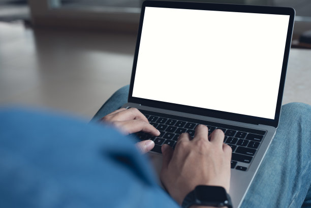 笔记本电脑模型，空白屏幕的广告文字，休闲商务人士，自由职业者手使用笔记本电脑，在办公大厅的桌子上搜索信息图片下载