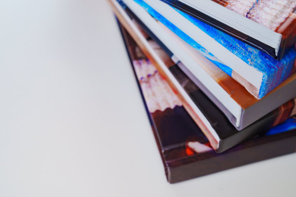 照片本摞在一张白色的桌子上。图片下载