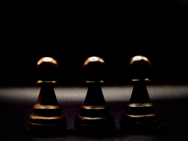 国际象棋-战略和战术游戏-一套棋子和棋盘(国王-女王-主教-骑士-车-卒)图片下载