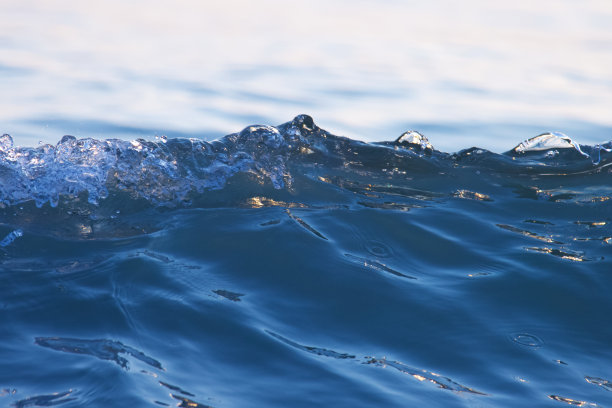 蓝色的海浪拍打着海滩。海浪。图片下载