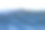 蓝色的海浪拍打着海滩。海浪。图片下载