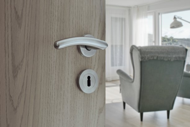 半开的门进入现代舒适的家庭内部图片下载