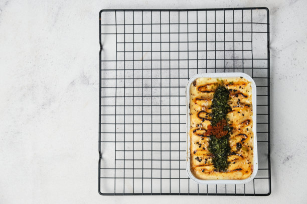铝箔三文鱼门台饭放在黑色冷却架上，背景抽象图片下载