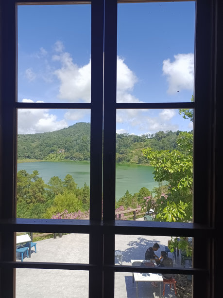 从窗口看湖和天空的景色图片下载