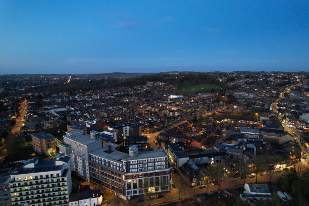 英国卢顿市中央火车站附近的照明建筑和道路图片下载