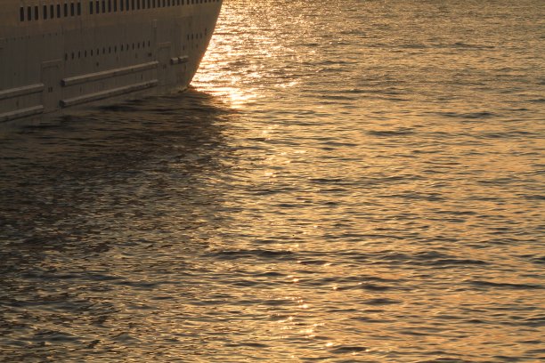 香港日落时分的一艘游轮图片下载