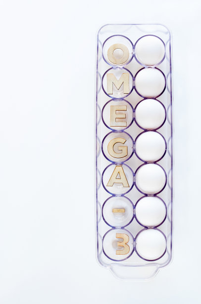 透明塑料容器与鸡蛋和OMEGA-3 Word图片下载