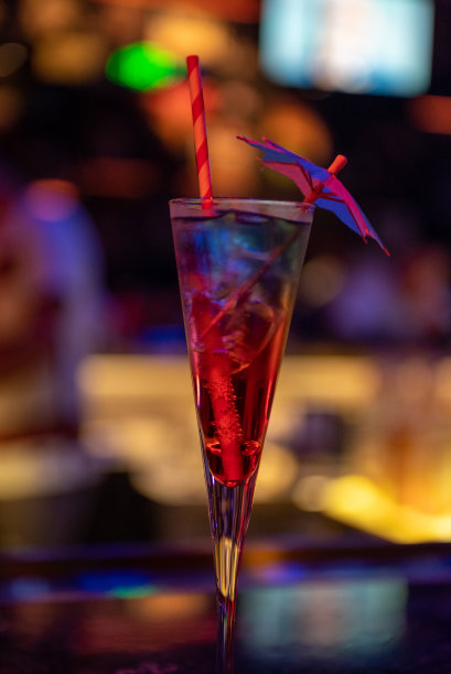 酒吧饮料酒精鸡尾酒饮料情感夜生活酒柜伏特加威士忌香槟气泡玻璃护目镜图片下载