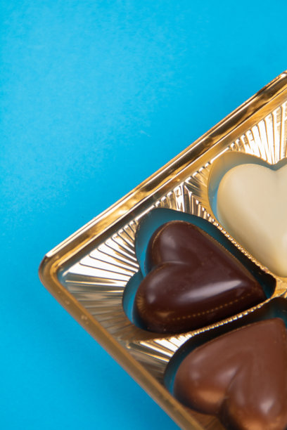 蓝色背景的巧克力照片包装图片下载