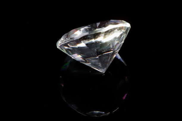 真正的玻璃物体具有阴影和光线折射形成的钻石等图片下载