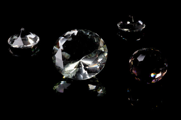 真正的玻璃物体具有阴影和光线折射形成的钻石等图片下载