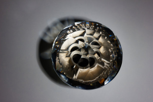 真正的玻璃物体具有阴影和光线折射形成的钻石等图片下载