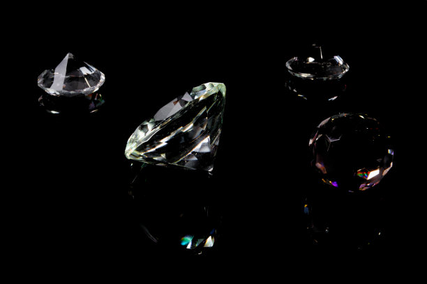 真正的玻璃物体具有阴影和光线折射形成的钻石等图片下载
