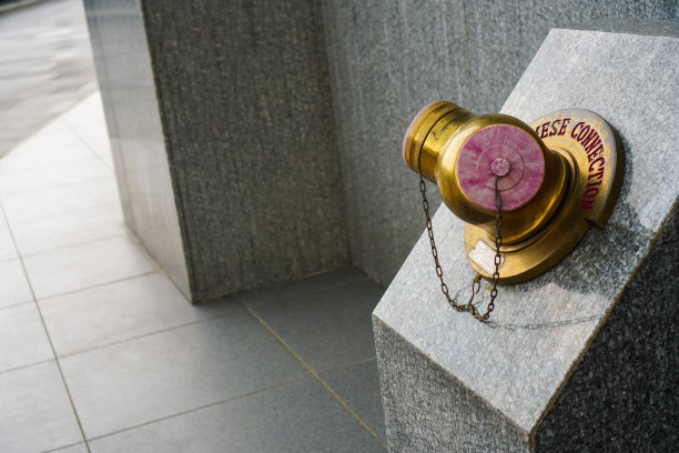 图片右侧连体连接，灭火器。连体连接是为消火栓装置供水的有用工具图片下载
