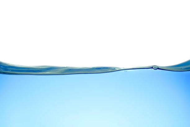 水面:水面白色背景。运动。特写镜头。图片下载