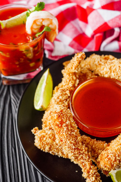 美味酥脆的panko虾，黑色的木制乡村背景图片下载