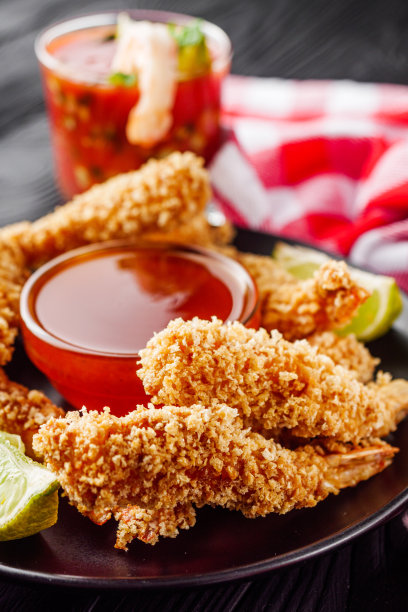 美味酥脆的panko虾，黑色的木制乡村背景图片下载