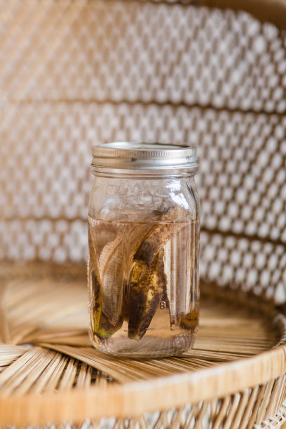 用香蕉皮和水自制天然植物肥料图片下载