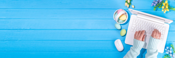 顶视图复活节笔记本电脑背景图片下载