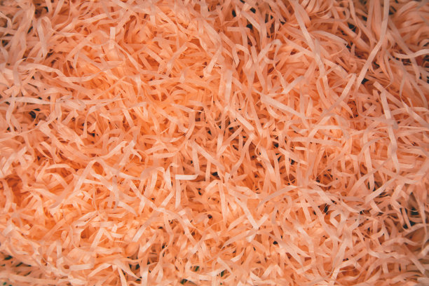 纹理背景设计。剪一条浅橙色的纸作为环保的礼物包装图片下载